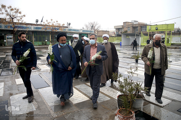 ادای احترام کاروان قرآنی انقلاب به مقام والای شهدای دفاع مقدس ساوه در امامزاده سید علی اصغر(ع) 