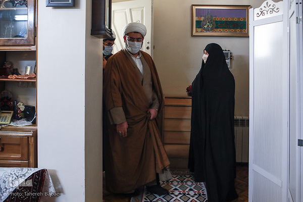 حجت اسلام مهدی اخوان‌صباغ، رئیس سازمان دارالقرآن الکریم در منزل همسر و فرزند شهید لاله افتخاری