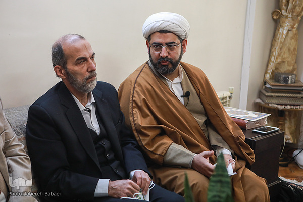 از سمت راست حجت الاسلام مهدی اخوان‌صباغ، رئیس سازمان دارالقرآن الکریم و محمدعلی خواجه‌پیری، پیشکسوت قرآنی در منزل همسر و فرزند شهید لاله افتخاری