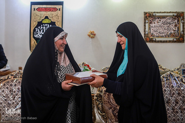 تقدیر از زهرا ناظری توسط مریم حاج‌عبدالباقی، عضو هیئت اندیشه‌ورز و استاد دانشگاه