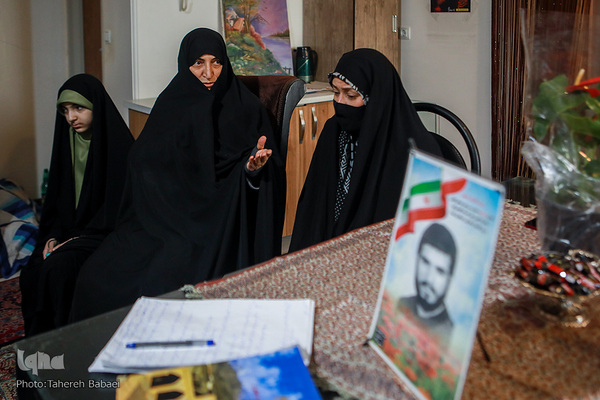 از سمت راست مریم رضا قدیری، خواهر شهید سید مرتضی رضاقدیری ،  لاله افتخاری، رئیس هیئت اندیشه‌ورز بانوان قرآنی کشور و حنانه خلفی حافظ قرآن