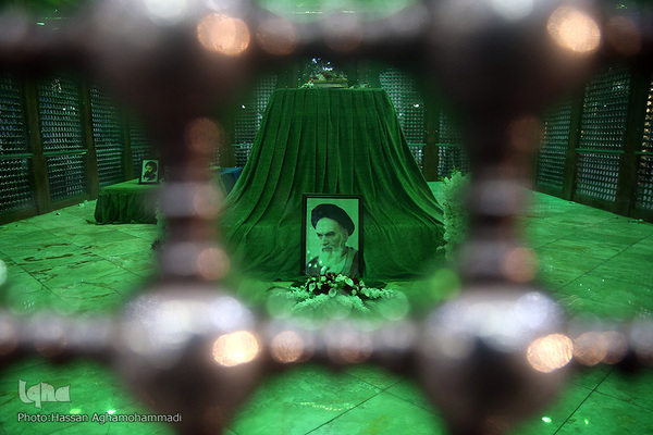 مراسم بزرگداشت چهل‌وسومین سالگرد ورود امام خمینی(ره) به میهن اسلامی در حرم مطهر  بنیانگذار جمهوری اسلامی