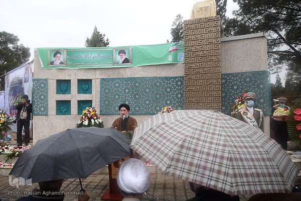 مراسم گلباران جایگاه جلوس بنیانگذار کبیر انقلاب اسلامی، امام خمینی(ره) در بهشت زهرا(س)