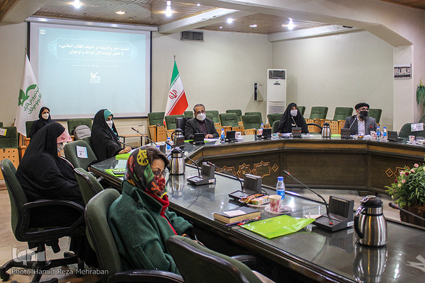 نشست «هنر و اندیشه در ادبیات انقلاب اسلامی»