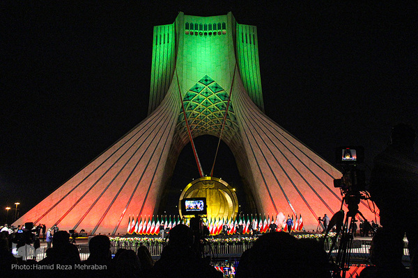 نورافشانی و ویدیو مپینگ برج آزادی در شب ۲۲ بهمن