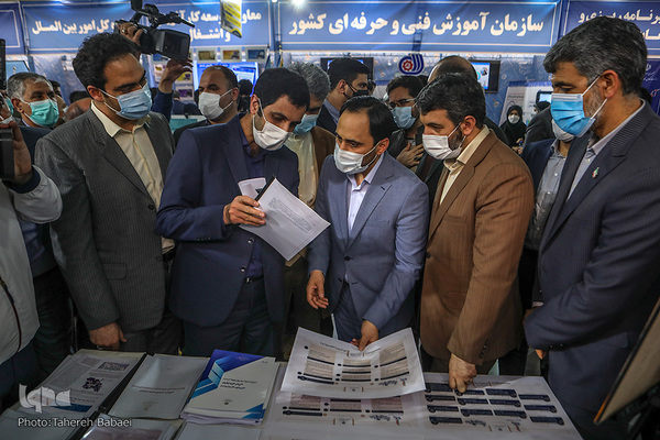 حجت‌الله عبدالملکی و علی بهادری جهرمی سخنگوی دولت جمهوری اسلامی در نمایشگاه دستاوردهای شش‌ماهه وزارت مردم