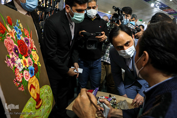  علی بهادری جهرمی سخنگوی دولت جمهوری اسلامی در نمایشگاه دستاوردهای شش‌ماهه وزارت مردم