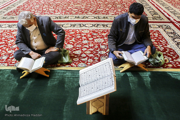 کرسی تلاوت قرآن در حرم شاهچراغ(ع)‎‎ به مناسبت عید مبعث‎‎