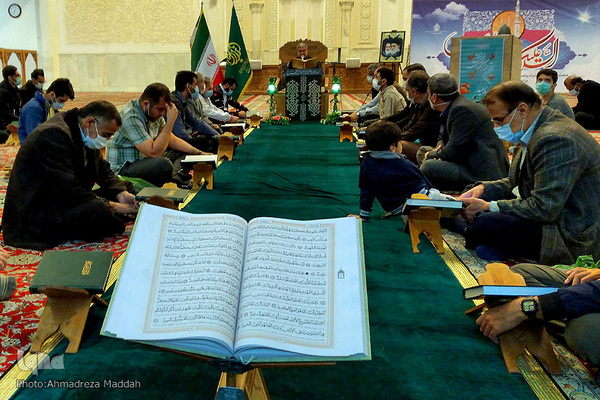 کرسی تلاوت قرآن در حرم شاهچراغ(ع)‎‎ به مناسبت عید مبعث‎‎