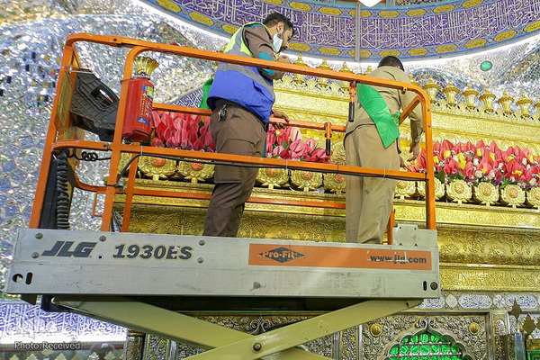 گل آرایی مضجع شریف حضرت علی(ع) در عید سعید مبعث