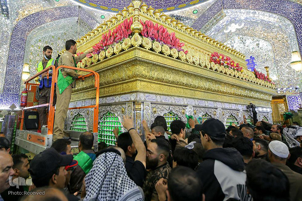 گل آرایی مضجع شریف حضرت علی(ع) در عید سعید مبعث