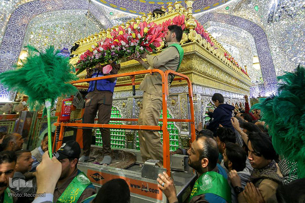 گل آرایی مضجع شریف حضرت علی(ع) در عید سعید مبعث