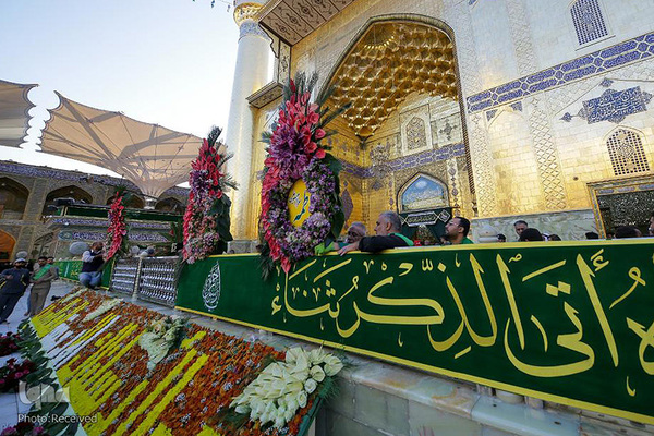 گل آرایی مضجع شریف حضرت علی(ع) در عید سعید مبعث