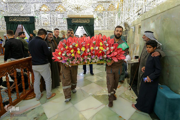 گل آرایی مضجع شریف حضرت علی(ع) در عید سعید مبعث