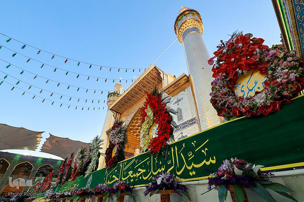 گل آرایی مضجع شریف حضرت علی(ع) در عید سعید مبعث