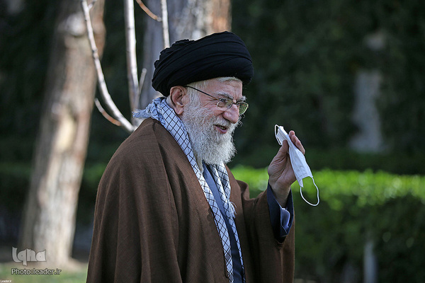 کاشت نهال توسط رهبر انقلاب