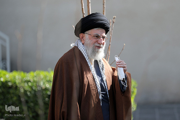 کاشت نهال توسط رهبر انقلاب