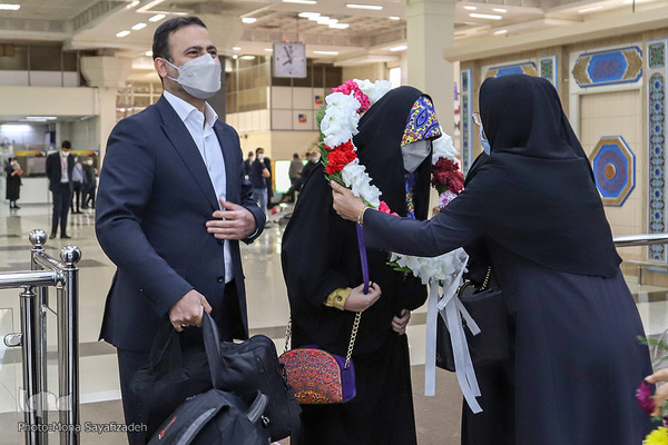 مراسم استقبال از مریم سبزه‌زاری، نفر نخست رشته قرائت تحقیق هفتمین دوره مسابقات دانش‌آموزان جهان اسلام در فرودگاه بین‌المللی شهید سپهبد قاسم سلیمانی اهواز
