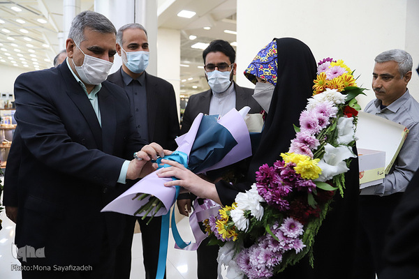 مراسم استقبال از مریم سبزه‌زاری، نفر نخست رشته قرائت تحقیق هفتمین دوره مسابقات دانش‌آموزان جهان اسلام در فرودگاه بین‌المللی شهید سپهبد قاسم سلیمانی اهواز