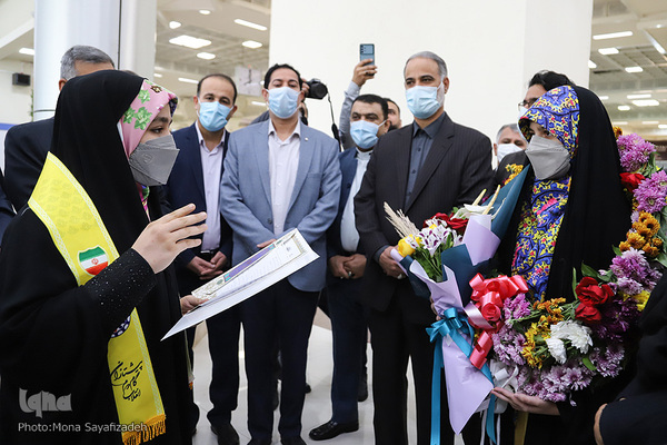 مراسم استقبال از مریم سبزه‌زاری، نفر نخست رشته قرائت تحقیق هفتمین دوره مسابقات دانش‌آموزان جهان اسلام در فرودگاه بین‌المللی شهید سپهبد قاسم سلیمانی اهواز