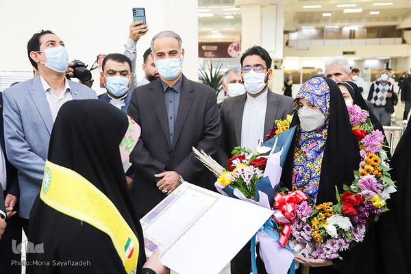 مراسم استقبال از مریم سبزه‌زاری، نفر نخست رشته قرائت تحقیق هفتمین دوره مسابقات دانش‌آموزان جهان اسلام در فرودگاه بین‌المللی شهید سپهبد قاسم سلیمانی اهواز
