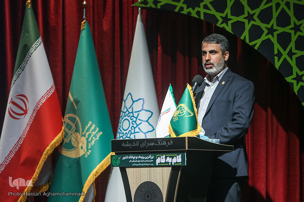 مراسم رونمایی از مجموعه کتب چهل جلدی گام به گام