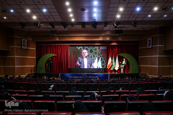 مراسم رونمایی از مجموعه کتب چهل جلدی گام به گام