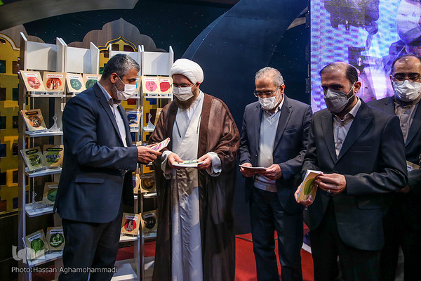 مراسم رونمایی از مجموعه کتب چهل جلدی گام به گام