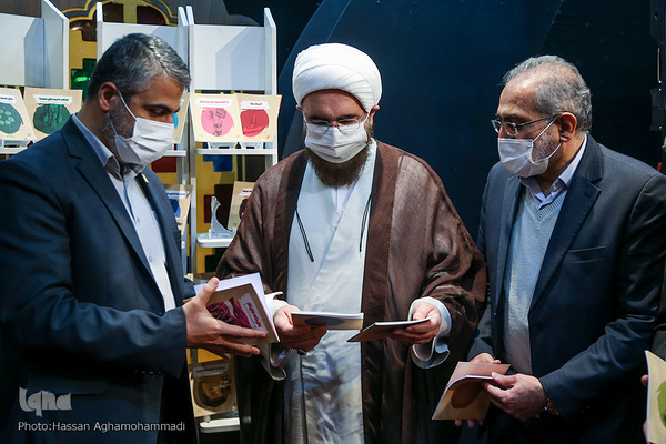 مراسم رونمایی از مجموعه کتب چهل جلدی گام به گام