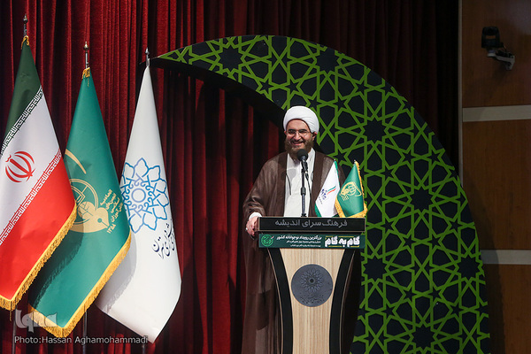 مراسم رونمایی از مجموعه کتب چهل جلدی گام به گام