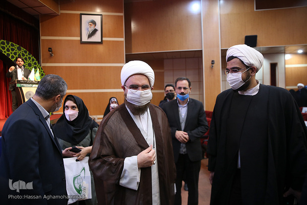 مراسم رونمایی از مجموعه کتب چهل جلدی گام به گام