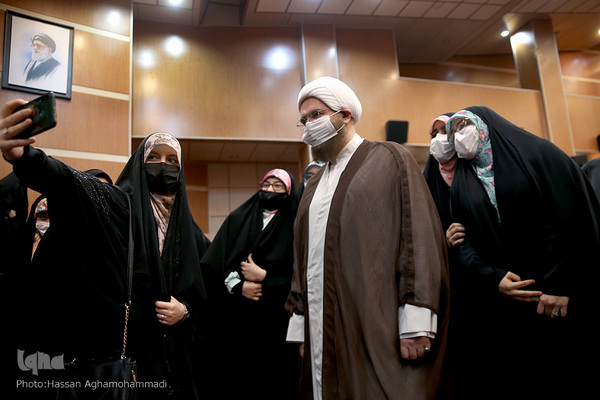 مراسم رونمایی از مجموعه کتب چهل جلدی گام به گام