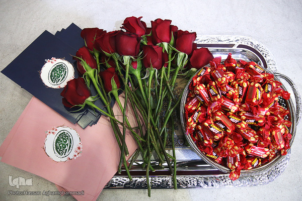  اهدای شاخه‌ای گل، شکلات و پیامی از سخنان گرانبهای امام زمان‌(عج) میان مسافران خارج از کشور فرودگاه امام خمینی(ره) توسط اعضای مؤسسه فرهنگی هنری جدار به مناسبت عید میلاد حضرت موعود(عج) 