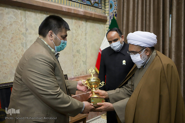 اهدا مدال‌های حسین رضازاده، قهرمان الم‍پیک به موزه آستان قدس رضوی