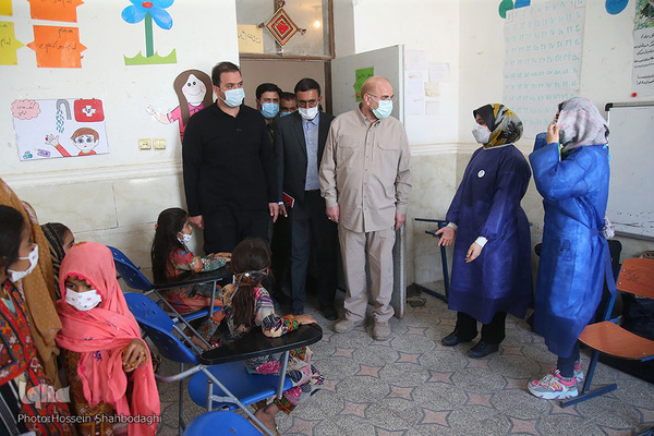 بازدید قالیباف، رییس مجلس از فعالیت‌های گروه جهادی پزشکی شهید کاظمی آشتیانی در شهر زهکلوت از توابع بخش جازموریان استان کرمان 