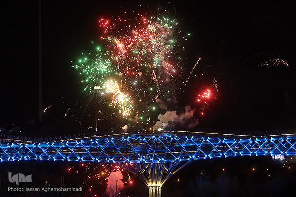 نورافشان «پل طبیعت» در منطقه فرهنگی و گردشگری عباس آباد تهران به مناسبت تحویل سال نو