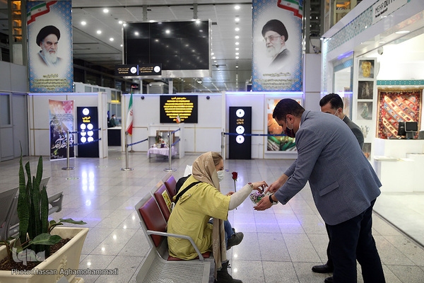  اهدای شاخه‌ای گل، شکلات و پیامی از سخنان گرانبهای امام زمان‌(عج) میان مسافران خارج از کشور فرودگاه امام خمینی(ره) توسط اعضای مؤسسه فرهنگی هنری جدار به مناسبت عید میلاد حضرت موعود(عج) 