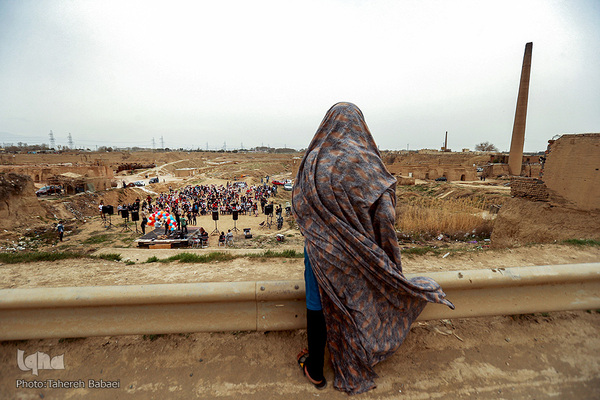 جشن نوروزی برای کودکان کار و خانواده‌های کارگران کوره پزخانه‌های شمس آباد تهران 