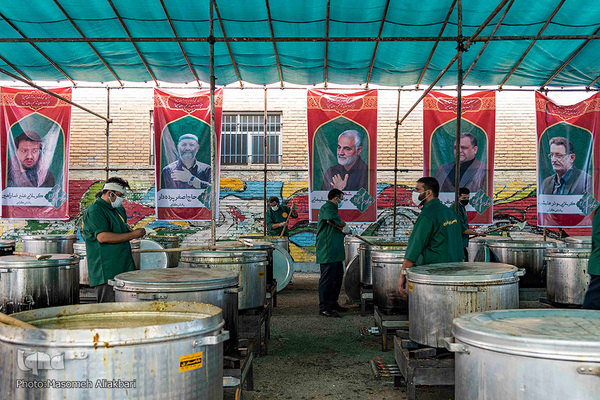 طبخ و توزیع  ۳۰۰ پرس غذا میان نیازمندان در ماه رمضان توسط پایگاه بسیج شرکت نفت و گاز کارون