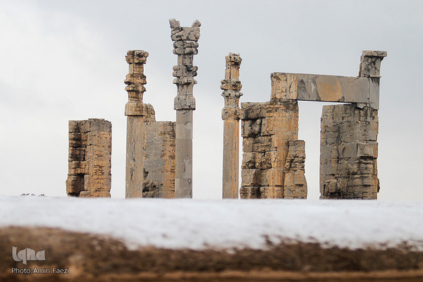 نمایی برفی از تخت جمشید در شیراز
