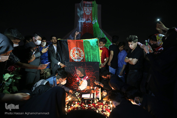 نورپردازی ۳ بعدی تسلیت و همبستگی با ملت مسلمان افغانستان بر روی برج آزادی به مناسبت حادثه تروریستی مدرسه دخترانه در کابل