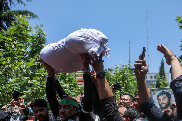 تشییع و تدفین دو شهید گمنام در بوستان اندیشه