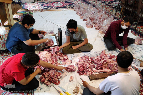آیین قربانی قربانی گوسفند و توزیع گوشت گرم میان نیازمندان در روز عید قربان در شیراز