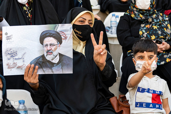 جشن پیروزی هواداران رییسی در استادیوم انقلاب کرج