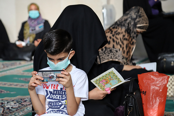 خدام حرم مطهر رضوی بر مزار شهدای گمنام در پارک جزیره اهواز