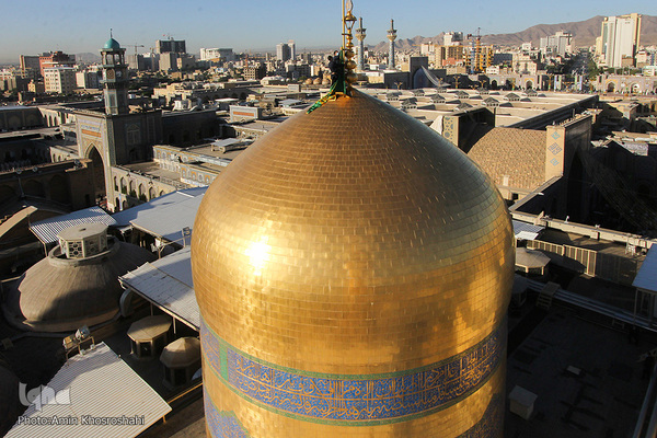 آئین تعویض پرچم گنبد منور حرم مطهر رضوی به‌مناسبت میلاد امام رضا(ع)،