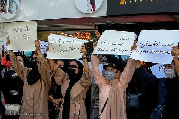 تجمع جمعی از شهروندان افغانستانی‌ در اعتراض به حمله طالبان و نیروهای پاکستانی به دره پنجشیر، مقابل دفتر نمایندگی سازمان ملل در مشهد