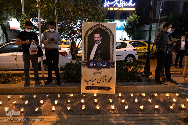 روشن کردن شمع به یاد یاد متوفیان کرونایی توسط جمعی از وکلای تبریز 