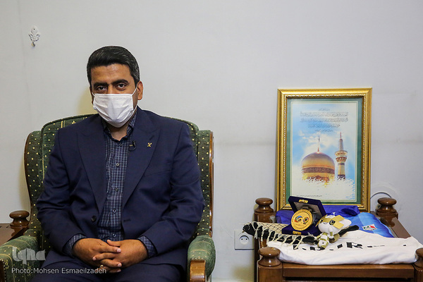 اهدای مدالهای جهانی و المپیک جواد فروغی، قهرمان المپیک توکیو به موزه حرم مطهر رضوی 