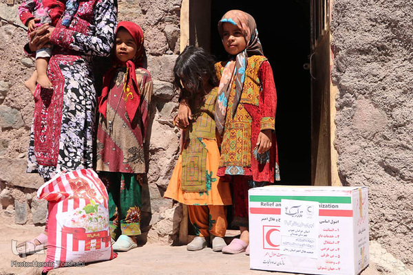 خدمت جهادی کاروان نذر آب در روستای نهبندان خراسان‌جنوبی